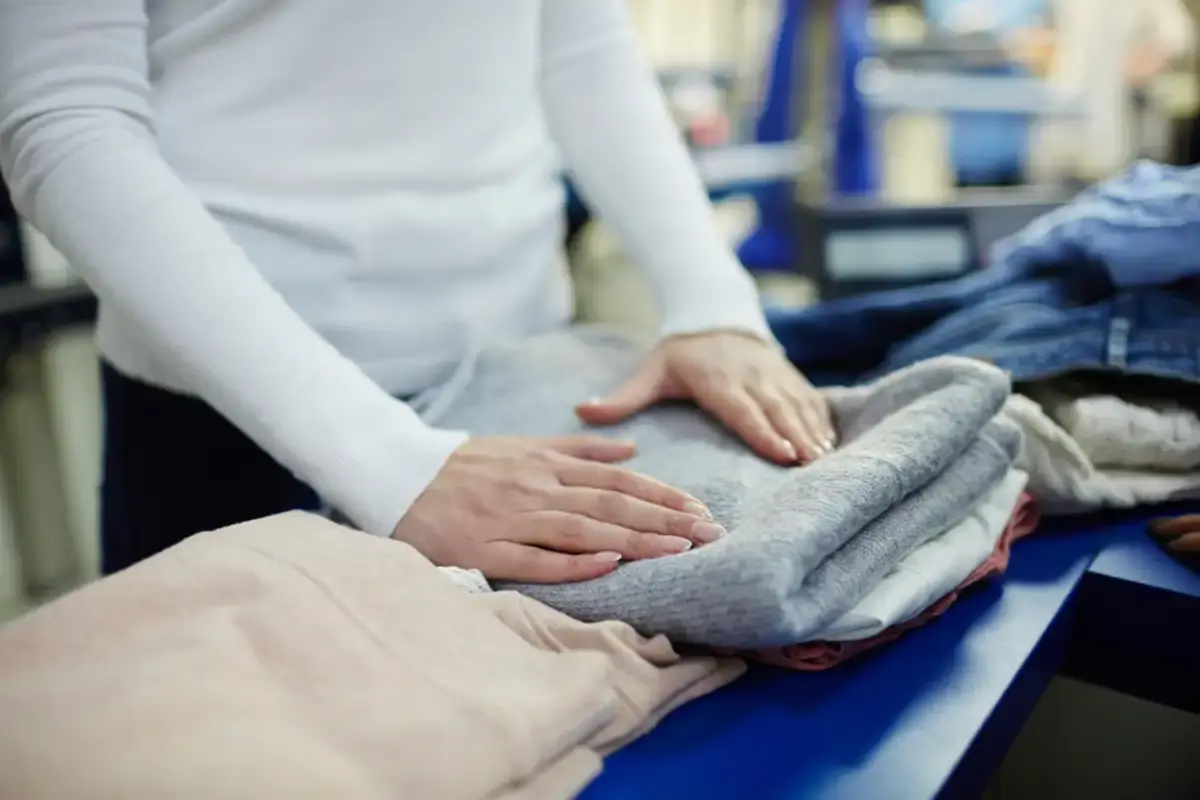 Serviço de lava e passa de roupas